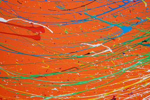 Großformatiges Gemälde "Splash 61" in einer Nahaufnahme: Runde Leinwand mit orangefarbenem Hintergrund und dynamischen Farbspritzern in Rot, Blau, Grün, Gelb und Weiß. Zeitgenössische, abstrakte Kunst von Mark Hellbusch, 2024.