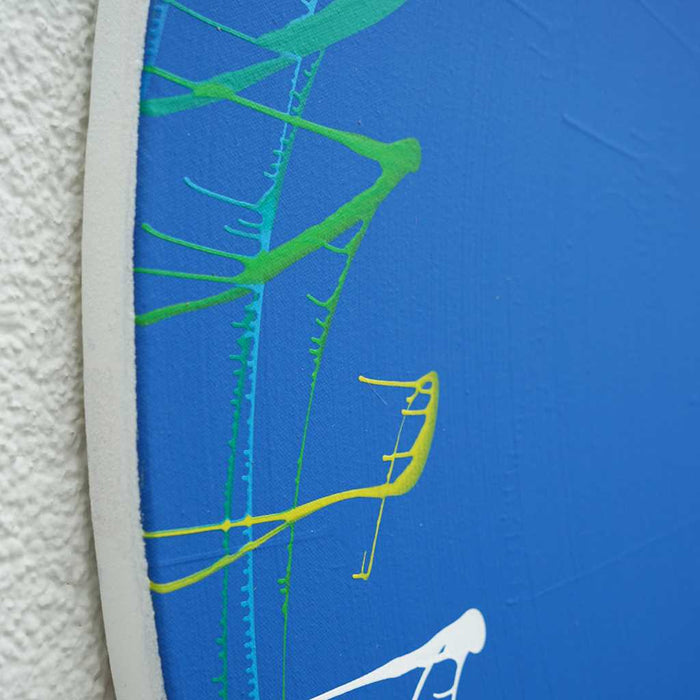 Abstraktes Gemälde "Splash 62" (Seitenansicht) mit dominierenden blauen Farben und dynamischen Linien, die an einen Vogelkopf erinnern, mit Akzenten in Rot, Gelb, Grün und Weiß auf einer runden Leinwand, kreiert von Mark Hellbusch.