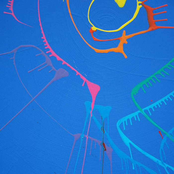 Abstraktes Gemälde "Splash 62" (Nahaufnahme) mit dominierenden blauen Farben und dynamischen Linien, die an einen Vogelkopf erinnern, mit Akzenten in Rot, Gelb, Grün und Weiß auf einer runden Leinwand, kreiert von Mark Hellbusch.