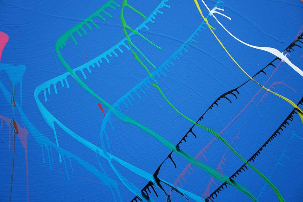 Abstraktes Gemälde "Splash 62" (Nahaufnahme) mit dominierenden blauen Farben und dynamischen Linien, die an einen Vogelkopf erinnern, mit Akzenten in Rot, Gelb, Grün und Weiß auf einer runden Leinwand, kreiert von Mark Hellbusch.