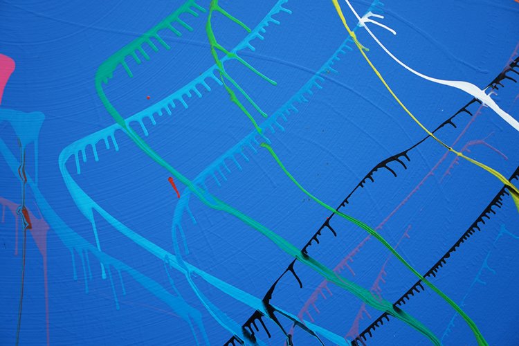 Abstraktes Gemälde "Splash 62" (Detail) mit dominierenden blauen Farben und dynamischen Linien, die an einen Vogelkopf erinnern, mit Akzenten in Rot, Gelb, Grün und Weiß auf einer runden Leinwand, kreiert von Mark Hellbusch