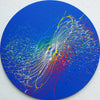 Ein lebendiges, rundes Kunstwerk namens "Splash 64" mit einer farbenfrohen Explosion aus Rot, Gelb, Grün und Weiß auf einem blauen Hintergrund, geschaffen von Atelier Hellbusch.