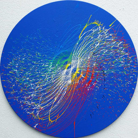Ein lebendiges, rundes Kunstwerk namens "Splash 64" mit einer farbenfrohen Explosion aus Rot, Gelb, Grün und Weiß auf einem blauen Hintergrund, geschaffen von Atelier Hellbusch.