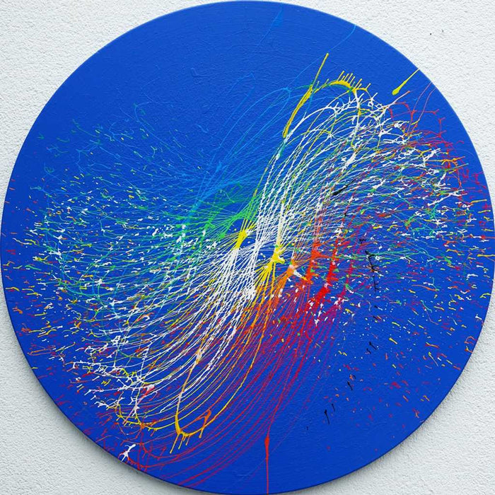 Ein lebendiges, rundes Kunstwerk namens "Splash 64" mit einer farbenfrohen Explosion aus Rot, Gelb, Grün und Weiß auf einem blauen Hintergrund, geschaffen von Atelier Hellbusch.