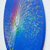 Ein lebendiges, rundes Kunstwerk namens "Splash 64" (Seitenperspektive) mit einer farbenfrohen Explosion aus Rot, Gelb, Grün und Weiß auf einem blauen Hintergrund, geschaffen von Atelier Hellbusch.