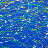 Ein lebendiges, rundes Kunstwerk namens "Splash 64" (Ausschnitt) mit einer farbenfrohen Explosion aus Rot, Gelb, Grün und Weiß auf einem blauen Hintergrund, geschaffen von Atelier Hellbusch.