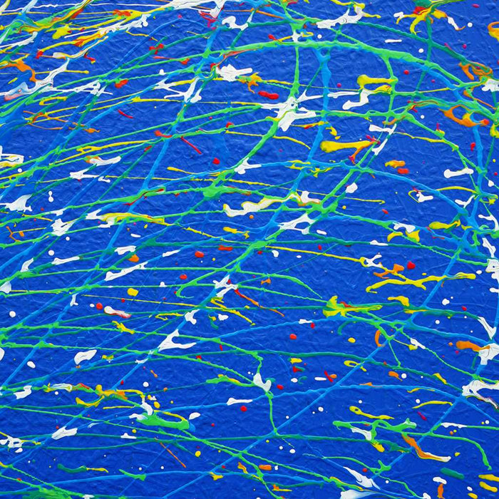 Ein lebendiges, rundes Kunstwerk namens "Splash 64" (Ausschnitt) mit einer farbenfrohen Explosion aus Rot, Gelb, Grün und Weiß auf einem blauen Hintergrund, geschaffen von Atelier Hellbusch.