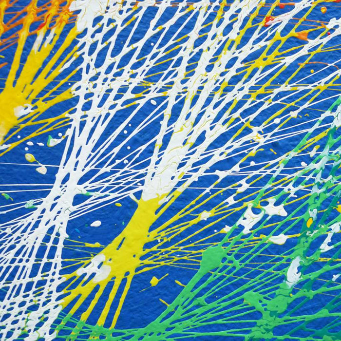 Ein lebendiges, rundes Kunstwerk namens "Splash 64" (Ausschnitt) mit einer farbenfrohen Explosion aus Rot, Gelb, Grün und Weiß auf einem blauen Hintergrund, geschaffen von Atelier Hellbusch.