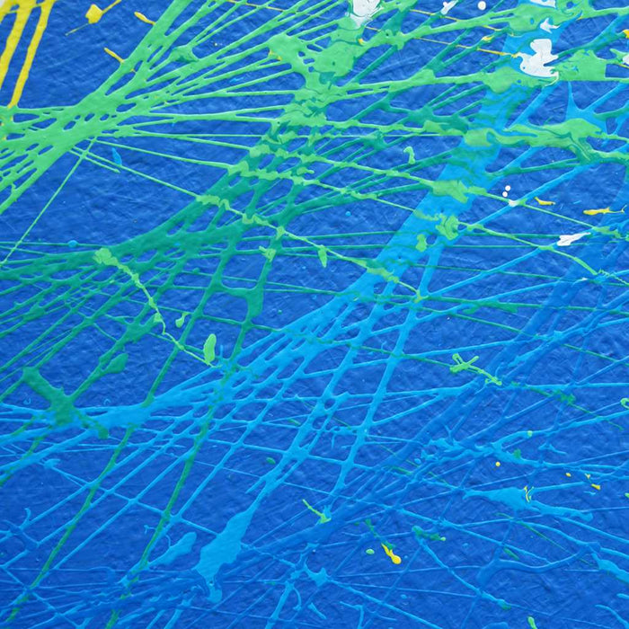 Ein lebendiges, rundes Kunstwerk namens "Splash 64" (Ausschnitt) mit einer farbenfrohen Explosion aus Rot, Gelb, Grün und Weiß auf einem blauen Hintergrund, geschaffen von Atelier Hellbusch.