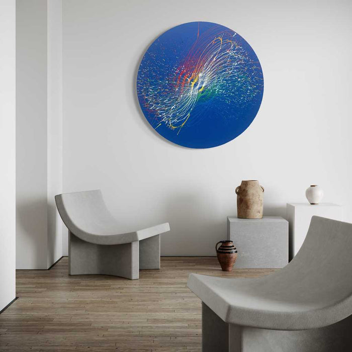 Ein lebendiges, rundes Kunstwerk namens "Splash 64" (in situ) mit einer farbenfrohen Explosion aus Rot, Gelb, Grün und Weiß auf einem blauen Hintergrund, geschaffen von Atelier Hellbusch.
