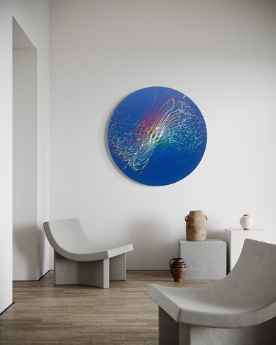 Ein lebendiges, rundes Kunstwerk namens "Splash 64" (in situ) mit einer farbenfrohen Explosion aus Rot, Gelb, Grün und Weiß auf einem blauen Hintergrund, geschaffen von ARTLET - Atelier Hellbusch.