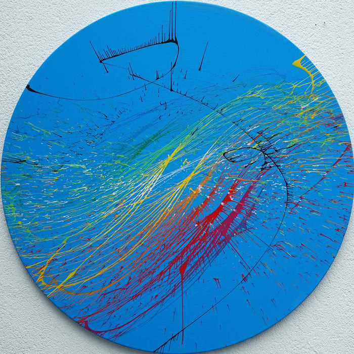 "Splash 65", ein rundes Gemälde mit einem Durchmesser von 120 cm, zeigt eine lebendige Mischung aus blauen, roten, gelben, grünen und weißen Farbspritzern, die Dynamik und Eleganz vereinen. Kunstwerk des Atelier Hellbusch.