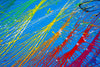 "Splash 65" (Ausschnitt), ein rundes Gemälde mit einem Durchmesser von 120 cm, zeigt eine lebendige Mischung aus blauen, roten, gelben, grünen und weißen Farbspritzern, die Dynamik und Eleganz vereinen. Kunstwerk des Atelier Hellbusch.