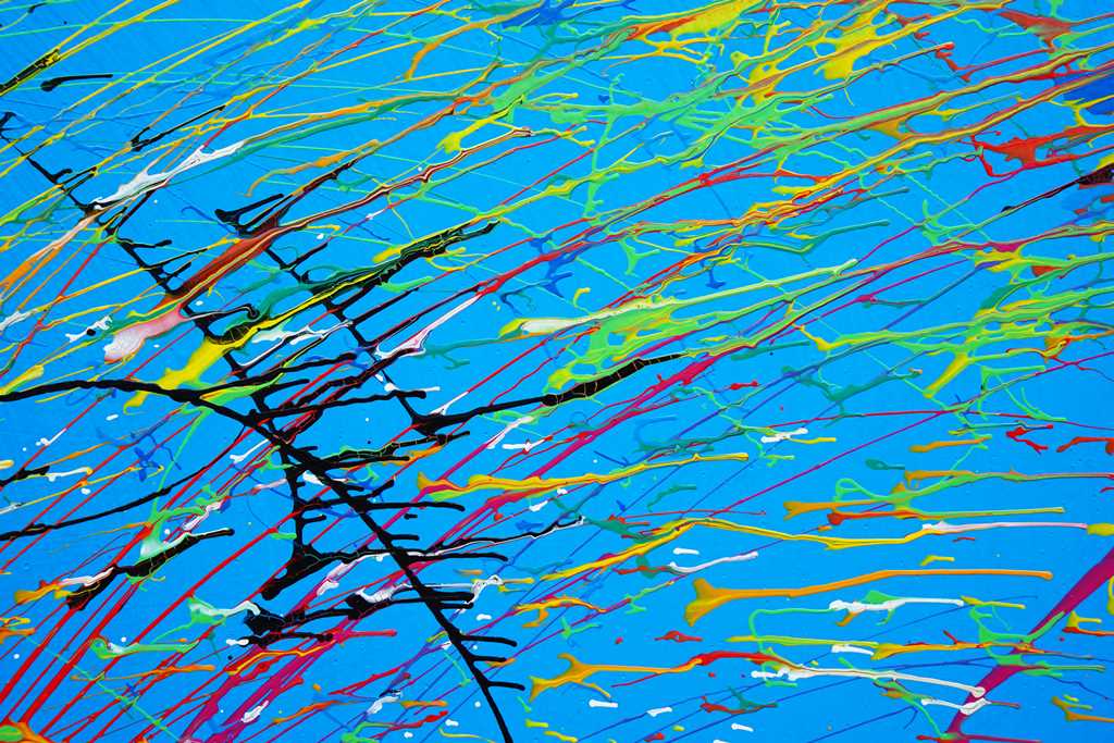 "Splash 65" (Ausschnitt), ein rundes Gemälde mit einem Durchmesser von 120 cm, zeigt eine lebendige Mischung aus blauen, roten, gelben, grünen und weißen Farbspritzern, die Dynamik und Eleganz vereinen. Kunstwerk des Atelier Hellbusch.