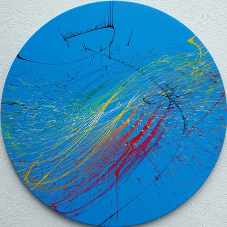 "Splash 65", ein rundes Gemälde mit einem Durchmesser von 120 cm, zeigt eine lebendige Mischung aus blauen, roten, gelben, grünen und weißen Farbspritzern, die Dynamik und Eleganz vereinen. Kunstwerk des Atelier Hellbusch.