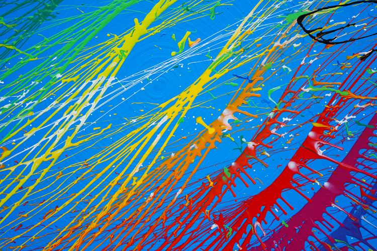 "Splash 65" (Detail), ein rundes Gemälde mit einem Durchmesser von 120 cm, zeigt eine lebendige Mischung aus blauen, roten, gelben, grünen und weißen Farbspritzern, die Dynamik und Eleganz vereinen. Kunstwerk des Atelier Hellbusch.