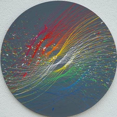 Ein einzigartiges, rundes Gemälde von Mark Hellbusch mit einem Durchmesser von 80 cm, das aus einer Mischung von Acryl- und Lackfarben besteht. Das Kunstwerk zeigt dynamische Farbbewegungen und eine lebendige Komposition, die ideal für moderne Innenräume geeignet ist.