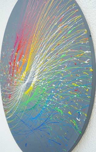 Ein einzigartiges, rundes Gemälde (Seitenperspektive) von Mark Hellbusch mit einem Durchmesser von 80 cm, das aus einer Mischung von Acryl- und Lackfarben besteht. Das Kunstwerk zeigt dynamische Farbbewegungen und eine lebendige Komposition, die ideal für moderne Innenräume geeignet ist.