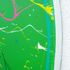'Splash 68' (Seitenansicht)– Buntes abstraktes Gemälde auf grünem Hintergrund, ideal als Dekoration für Zuhause, von Mark Hellbusch.