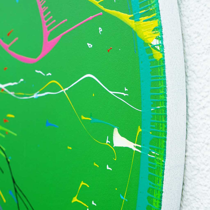 'Splash 68' (Seitenansicht)– Buntes abstraktes Gemälde auf grünem Hintergrund, ideal als Dekoration für Zuhause, von Mark Hellbusch.