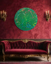 'Splash 68' (in situ)– Buntes abstraktes Gemälde auf grünem Hintergrund, ideal als Dekoration für Zuhause, von Mark Hellbusch.