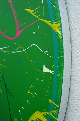 'Splash 68' – Buntes abstraktes Gemälde (Seitenansicht) auf grünem Hintergrund, ideal als Dekoration für Zuhause, von Mark Hellbusch im ARTLET - Atelier Hellbusch.