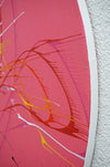 Rundes Gemälde "Splash 71" (Seitenansicht) in Rosa mit dynamischen Linien und Farbakzenten in Blau, Gelb und Rot. Handgemalte Originalkunst vom ARTLET - Atelier Hellbusch.