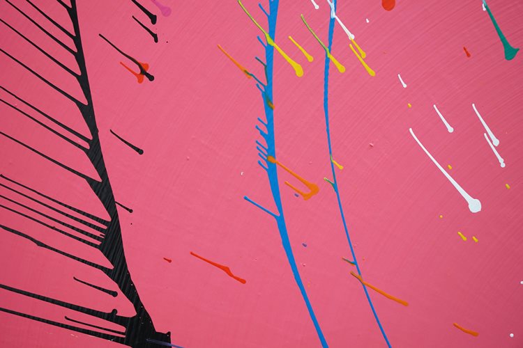 Rundes Gemälde "Splash 71" (Detail) in Rosa mit dynamischen Linien und Farbakzenten in Blau, Gelb und Rot. Handgemalte Originalkunst vom ARTLET - Atelier Hellbusch.