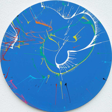 Das Gemälde "Splash 72" zeigt eine dynamische Komposition aus einer blauen Basis, ergänzt durch Akzente in Rot, Grün, Gelb und Weiß. Die abstrakten Pinselstriche verleihen dem Bild eine moderne und energetische Ausstrahlung, ideal für die Wohnraumgestaltung. Atelier Hellbusch