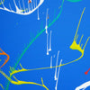 Das Gemälde "Splash 72" (Ausschnitt) zeigt eine dynamische Komposition aus einer blauen Basis, ergänzt durch Akzente in Rot, Grün, Gelb und Weiß. Die abstrakten Pinselstriche verleihen dem Bild eine moderne und energetische Ausstrahlung, ideal für die Wohnraumgestaltung. Atelier Hellbusch.