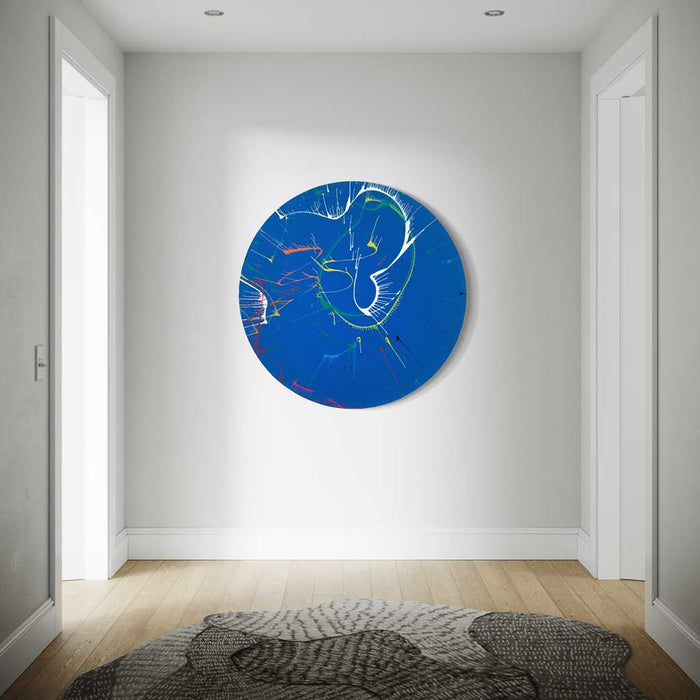 Das Gemälde "Splash 72" (in situ) zeigt eine dynamische Komposition aus einer blauen Basis, ergänzt durch Akzente in Rot, Grün, Gelb und Weiß. Die abstrakten Pinselstriche verleihen dem Bild eine moderne und energetische Ausstrahlung, ideal für die Wohnraumgestaltung. Atelier Hellbusch.