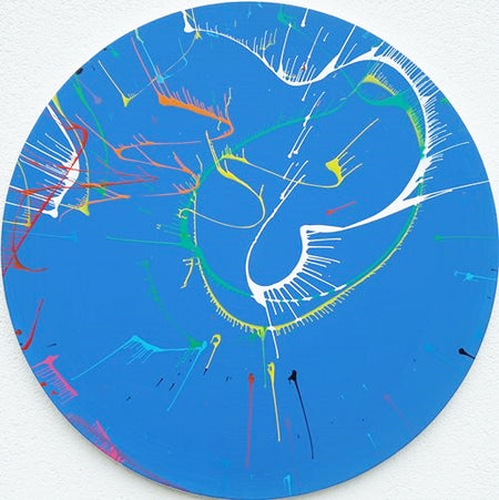 Das Gemälde "Splash 72" zeigt eine dynamische Komposition aus einer blauen Basis, ergänzt durch Akzente in Rot, Grün, Gelb und Weiß. Die abstrakten Pinselstriche verleihen dem Bild eine moderne und energetische Ausstrahlung, ideal für die Wohnraumgestaltung. Atelier Hellbusch