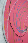 Abstraktes Bild "Splash 73" (Seitenperspektive) in Pink mit schwarzen, blauen, gelben und grünen Linien, dynamische und moderne Kunst auf einer runden Leinwand. ARTLET - Atelier Hellbusch