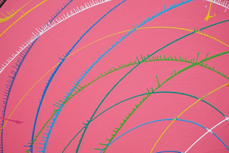 Abstraktes Bild "Splash 73" (Detail) in Pink mit schwarzen, blauen, gelben und grünen Linien, dynamische und moderne Kunst auf einer runden Leinwand. ARTLET - Atelier Hellbusch