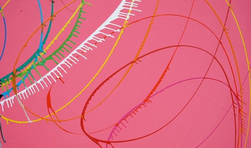 Abstraktes Bild "Splash 73" (Detail) in Pink mit schwarzen, blauen, gelben und grünen Linien, dynamische und moderne Kunst auf einer runden Leinwand. ARTLET - Atelier Hellbusch