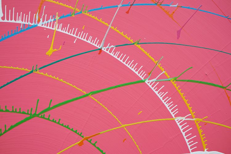 Abstraktes Bild "Splash 73" (Detail) in Pink mit schwarzen, blauen, gelben und grünen Linien, dynamische und moderne Kunst auf einer runden Leinwand. ARTLET - Atelier Hellbusch