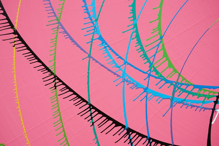 Abstraktes Bild "Splash 73" (Detail) in Pink mit schwarzen, blauen, gelben und grünen Linien, dynamische und moderne Kunst auf einer runden Leinwand. ARTLET - Atelier Hellbusch