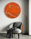 Ein rundes Gemälde (Splash 74, in situ) in leuchtendem Orange mit dynamischen Strichen und Farbverläufen, gestaltet von Mark Hellbusch, perfekt für moderne Wohnraumgestaltung.