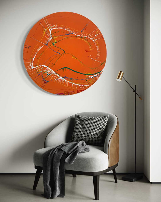Ein rundes Gemälde (Splash 74, in situ) in leuchtendem Orange mit dynamischen Strichen und Farbverläufen, gestaltet von Mark Hellbusch, perfekt für moderne Wohnraumgestaltung.