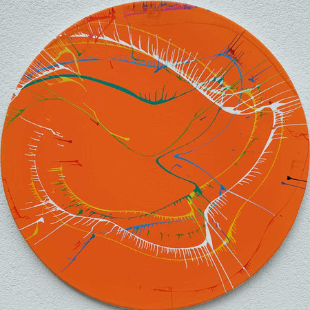 Ein rundes Gemälde (Splash 74) in leuchtendem Orange mit dynamischen Strichen und Farbverläufen, gestaltet von Mark Hellbusch, perfekt für moderne Wohnraumgestaltung.