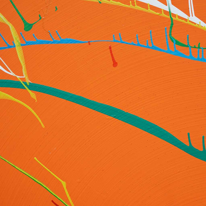 Ein rundes Gemälde (Splash 74, Ausschnitt) in leuchtendem Orange mit dynamischen Strichen und Farbverläufen, gestaltet von Mark Hellbusch, perfekt für moderne Wohnraumgestaltung.
