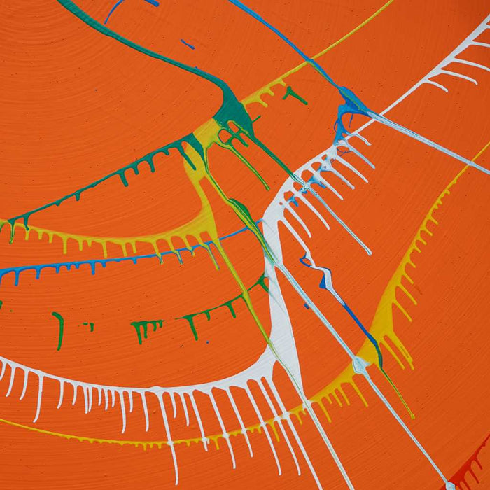Ein rundes Gemälde (Splash 74, Ausschnitt) in leuchtendem Orange mit dynamischen Strichen und Farbverläufen, gestaltet von Mark Hellbusch, perfekt für moderne Wohnraumgestaltung.