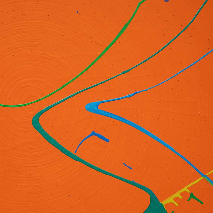 Ein rundes Gemälde (Splash 74, Ausschnitt) in leuchtendem Orange mit dynamischen Strichen und Farbverläufen, gestaltet von Mark Hellbusch, perfekt für moderne Wohnraumgestaltung.