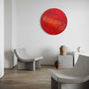 Rundes, modernes Gemälde "Splash 76" (in situ) in leuchtendem Rot mit dynamischen weißen, gelben und blauen Linien. Einzigartige Kunst für kreative Raumgestaltung von Mark Hellbusch.