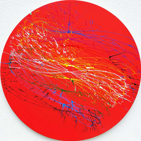 Rundes, modernes Gemälde "Splash 76" in leuchtendem Rot mit dynamischen weißen, gelben und blauen Linien. Einzigartige Kunst für kreative Raumgestaltung von Mark Hellbusch.