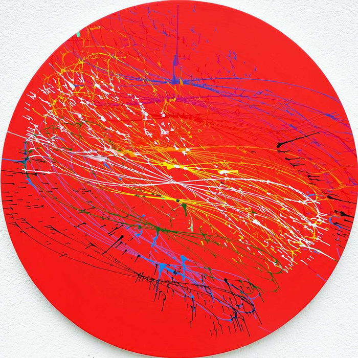 Rundes, modernes Gemälde "Splash 76" in leuchtendem Rot mit dynamischen weißen, gelben und blauen Linien. Einzigartige Kunst für kreative Raumgestaltung von Mark Hellbusch.