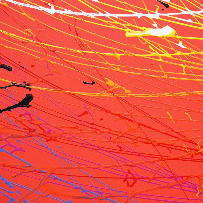 Rundes, modernes Gemälde "Splash 76" (Ausschnitt) in leuchtendem Rot mit dynamischen weißen, gelben und blauen Linien. Einzigartige Kunst für kreative Raumgestaltung von Mark Hellbusch.