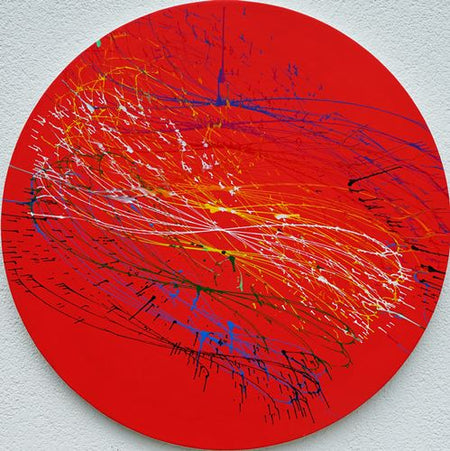 Rundes, modernes Gemälde "Splash 76" in leuchtendem Rot mit dynamischen weißen, gelben und blauen Linien. Einzigartige Kunst für kreative Raumgestaltung von Mark Hellbusch.