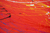 Rundes, modernes Gemälde (Detail) "Splash 76" in leuchtendem Rot mit dynamischen weißen, gelben und blauen Linien. Einzigartige Kunst für kreative Raumgestaltung von Mark Hellbusch.