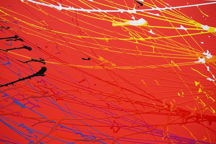 Rundes, modernes Gemälde (Detail) "Splash 76" in leuchtendem Rot mit dynamischen weißen, gelben und blauen Linien. Einzigartige Kunst für kreative Raumgestaltung von Mark Hellbusch.